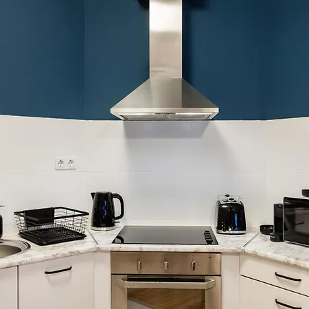 Chic Downtown Getaway *