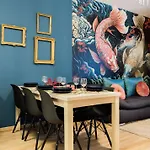 Chic Downtown Getaway شقة *